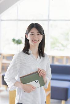 デザイナーズオフィスで働く女性 デザイナーズオフィスで働く女性 女性,ビジネスウーマン,スマートフォンの写真素材