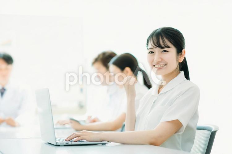 白衣・ナース服を着た女性（ガッツポーズ） 看護師,ナース,介護士の写真素材