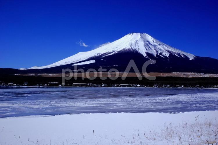 山中湖湖畔から見る富士山 富士山,山中湖,雪の写真素材