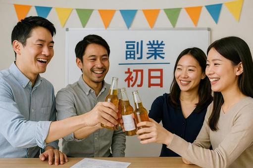 副業初日を祝って乾杯する4人グループ 副業初日を祝って乾杯する4人グループの写真