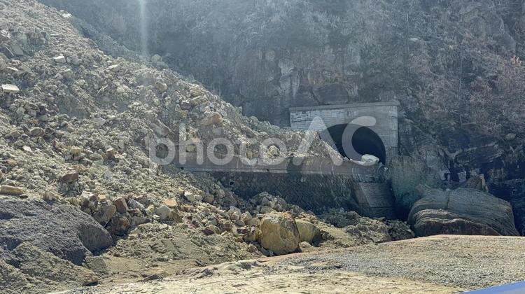 能登半島地震　隆起した海にできた道 能登半島地震,震災,隆起の写真素材