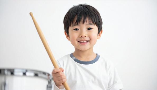 ドラムスティックを持つ男の子 ドラムスティックを持つ男の子の写真