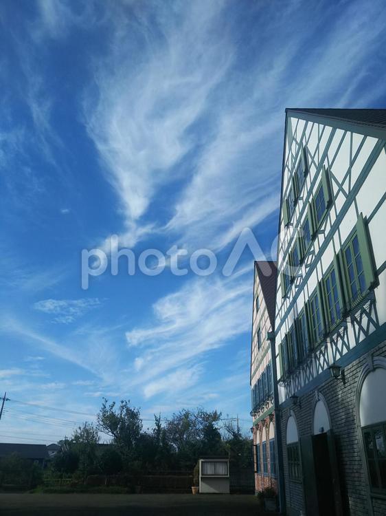 グリムの館と秋の空 グリムの館,青空,秋空の写真素材