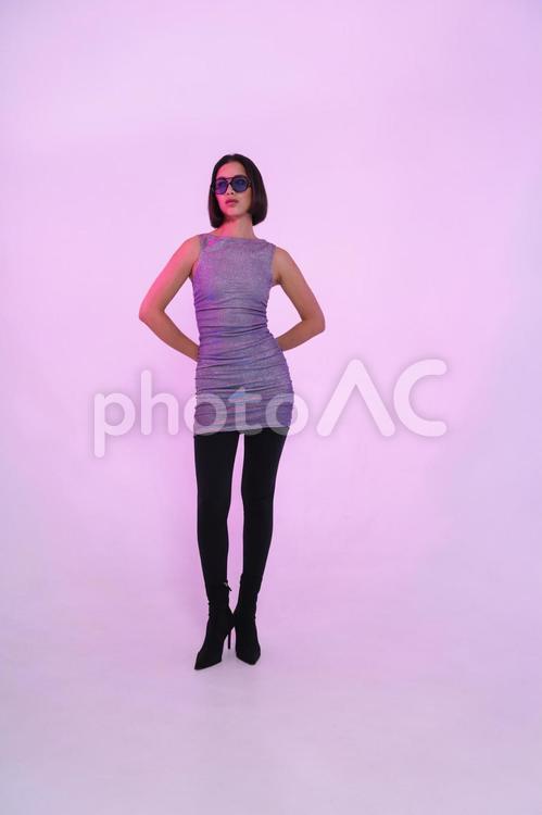 手を後ろで組みポーズするサングラスの女性 女性,モデル,ポーズの写真素材