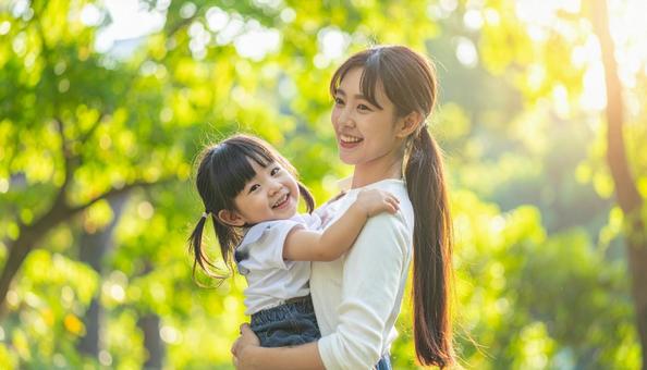 公園で遊ぶ家族の写真