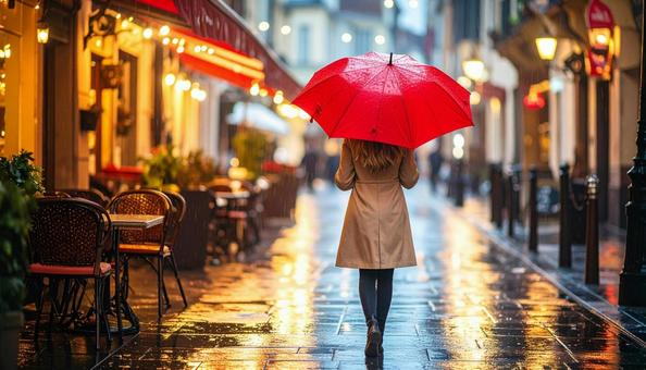 雨の石畳を歩く赤い傘の女性 雨の石畳を歩く赤い傘の女性の写真
