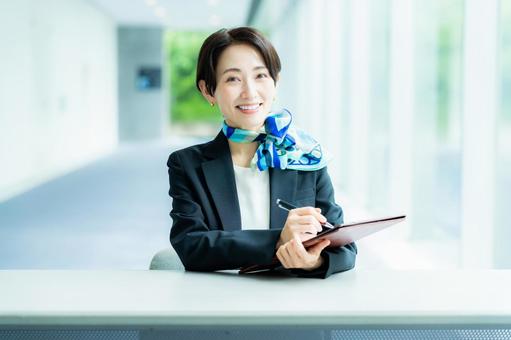 案内する受付の女性 案内する受付の女性 笑顔,コンサルタント,受付の写真素材