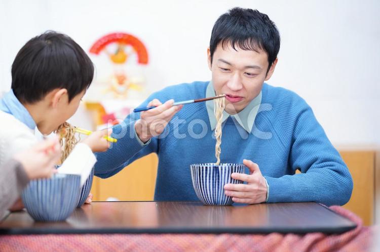 蕎麦をすする男性と子供 親子,男性,人物の写真素材