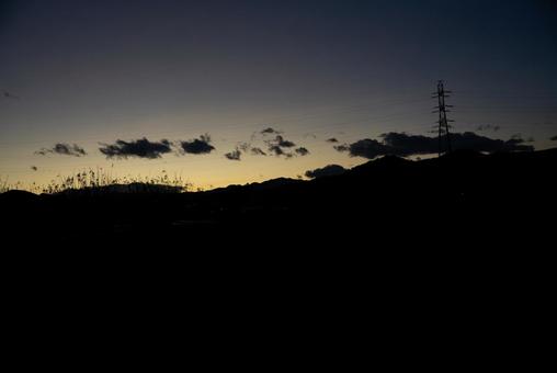 黄昏の送電線と山並み 夕暮れ,黄昏,夕焼け空の写真素材