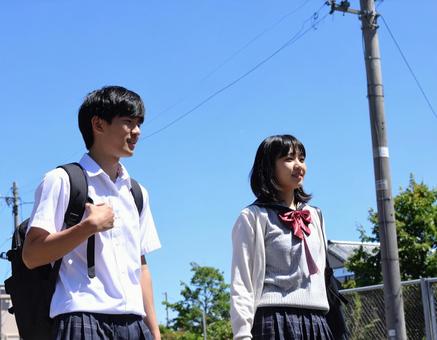 登下校中の高校生男女のイメージ 登下校中の高校生男女のイメージの写真