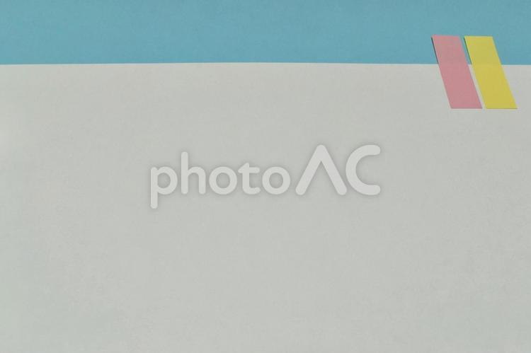 2色の付箋（背景：水色） 付箋,紙,メモの写真素材