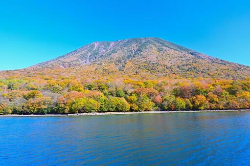 奥日光の紅葉（中禅寺湖、男体山） 紅葉,秋,風景の写真素材