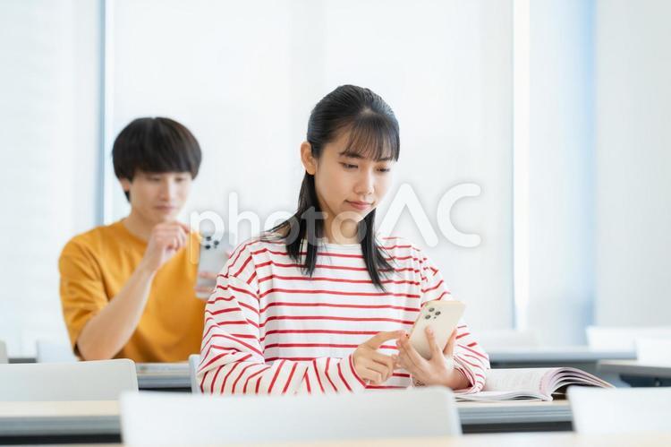 勉強をする男女の大学生 教育,塾,勉強の写真素材