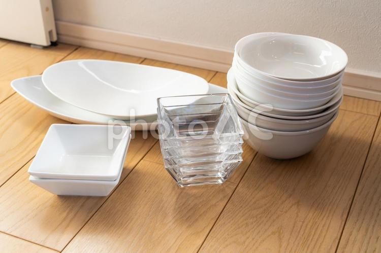 床に置かれた白い皿 掃除,清潔,屋内の写真素材