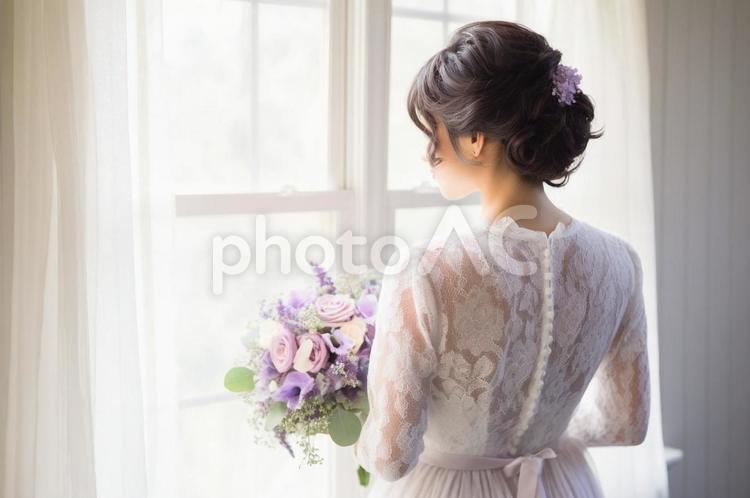 結婚式場でブーケを持つ花嫁・後ろ姿47 紫,ラベンダー,新婦の写真素材
