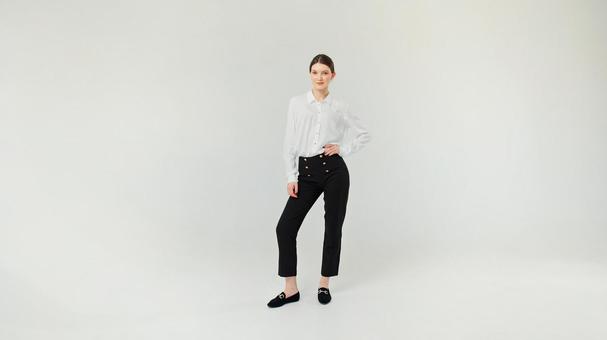 微笑み腰に手を当てポーズする女性 微笑み腰に手を当てポーズする女性の写真