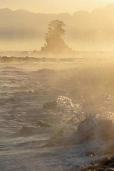 黄金色のしぶきと雨晴海岸_縦 気嵐,毛嵐,波の写真素材
