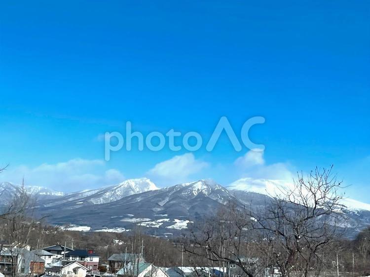 澄み渡る空と連なる雪山の眺め 空,山,青空の写真素材