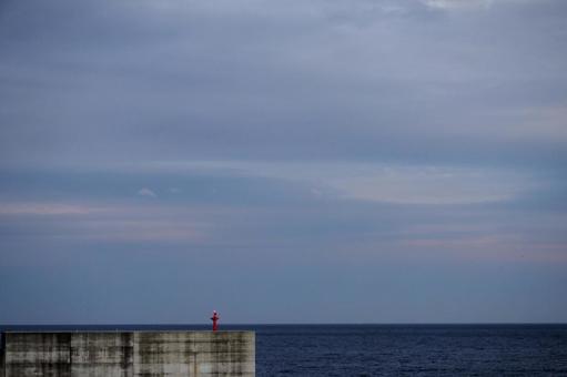 見渡す限りの海と警告灯 海,相模湾,海岸の写真素材