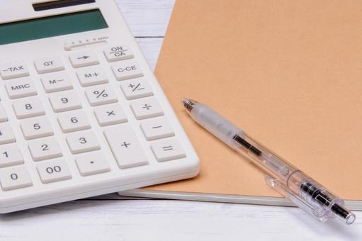 家計管理のイメージ　電卓とノートとペン インフレ,家計,家計管理の写真素材