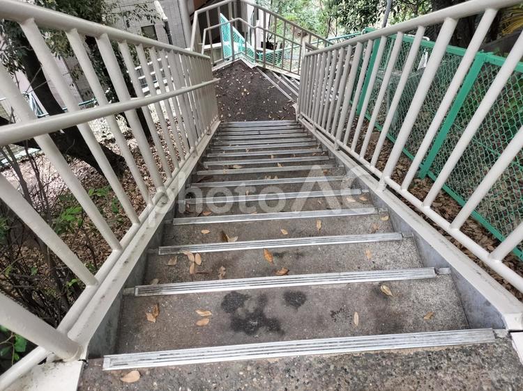 下り階段 手すり,手摺,手摺りの写真素材