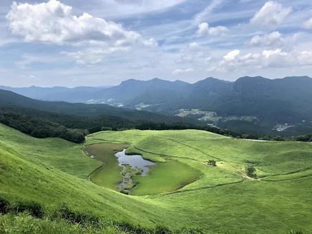 夏の草原と山並みの絶景風景 草原,山,風景の写真素材