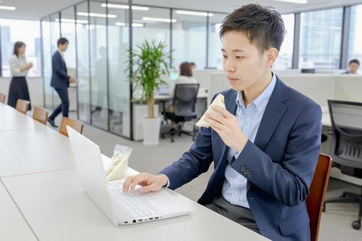 軽食を食べるビジネスマン 男性,ビジネスマン,サラリーマンの写真素材