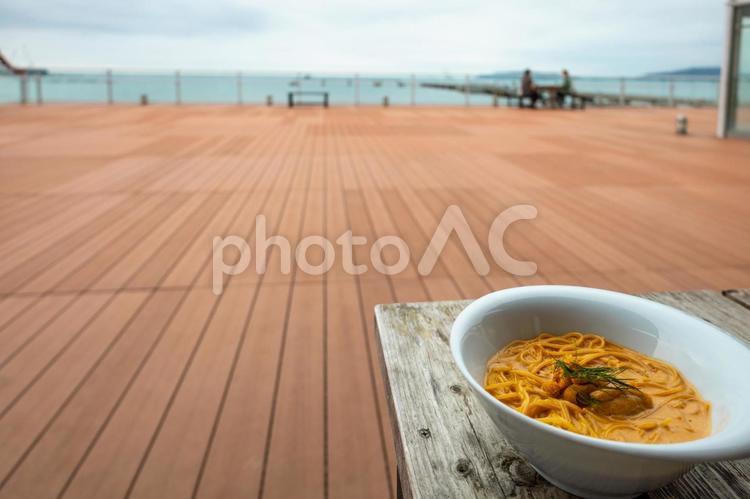 館山なぎさ食堂のウニパスタとウッドデッキ 渚の駅たてやま,展望デッキ,ウニの写真素材