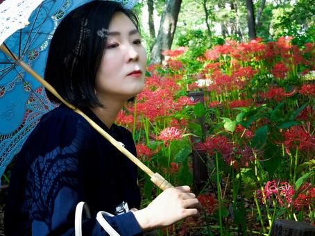 40:彼岸花を静かに見つめる女性 40:彼岸花を静かに見つめる女性 彼岸花,ミステリアス,悲しげの写真素材