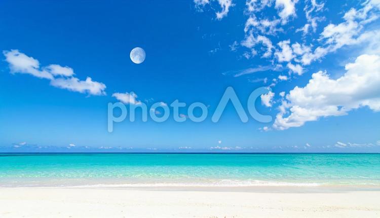 ビーチの青空に浮かぶ透けた白い月 月,砂浜,ビーチの写真素材
