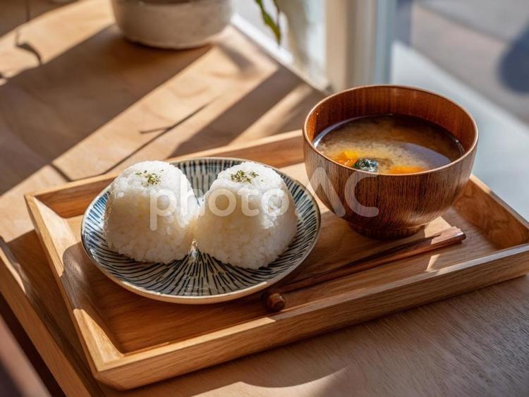 おしゃれなおにぎりとお味噌汁 おにぎり,味噌汁,和食の写真素材