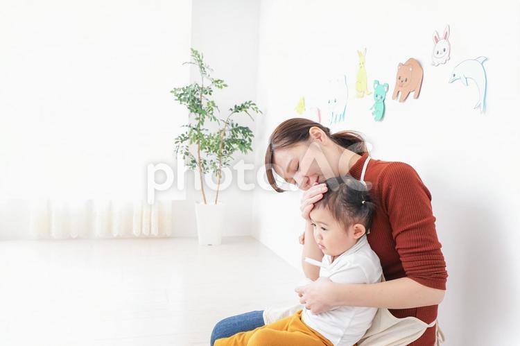 体調不良の子供と保育士 体調不良,赤ちゃん,症状の写真素材