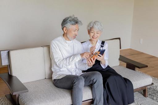 スマホで調べるシニアカップル スマホで調べるシニアカップル スマホ,スマートフォン,シニアの写真素材