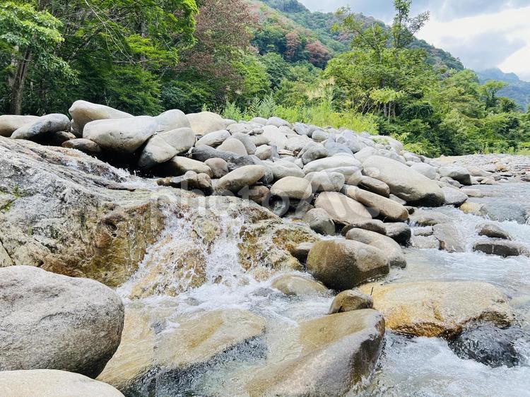 丸石が積み重なる渓流の自然風景 清流,川,渓流の写真素材