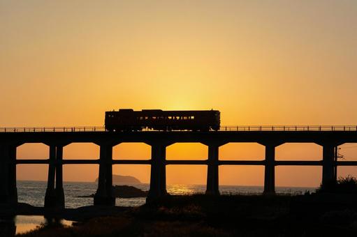 Silhouette of a train running over the Sogo River Bridge in Yamaguchi Prefecture, JPG