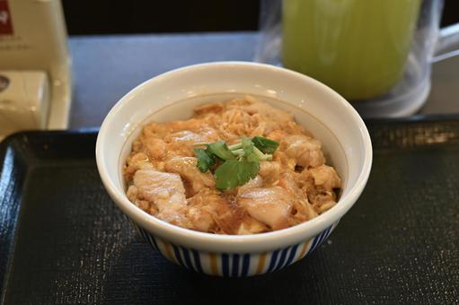 チェーン店の親子丼 チェーン店の親子丼 親子丼,どんぶり,食事の写真素材