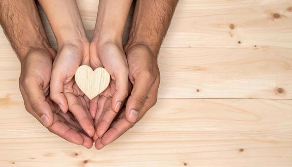 ハートを持つ男女の写真