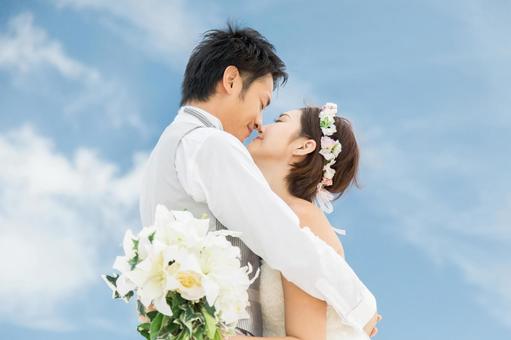ブライダル ウェディング 抱き合う ブライダル ウェディング 抱き合う 新婦,ウエディング,沖縄の写真素材
