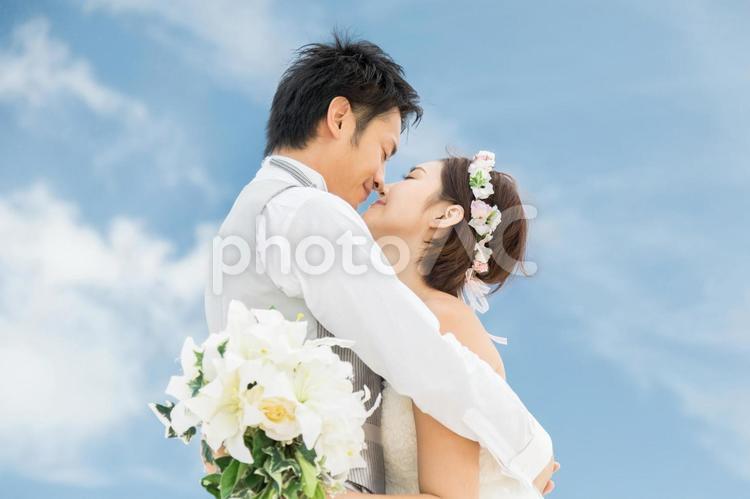 ブライダル　ウェディング　抱き合う 新婦,ウエディング,沖縄の写真素材