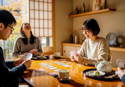 若者が和室でカードゲームを楽しむ様子 若者が和室でカードゲームを楽しむ様子の写真