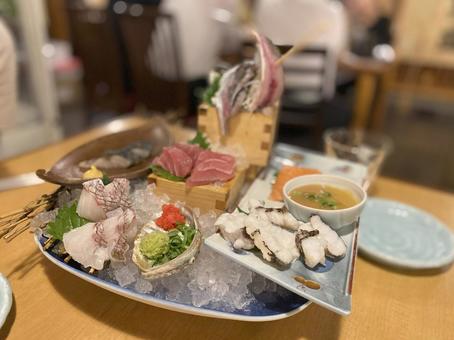 新鮮な刺身の盛り合わせ 新鮮な刺身の盛り合わせの写真