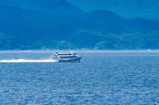 海上を走るジェットフォイル 海上を走るジェットフォイルの写真