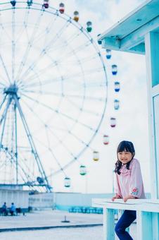 遊園地で楽しむ小さな女の子 興奮,ゴンドラ,空の写真素材