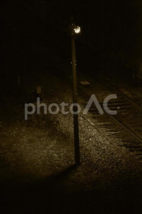 夜の電灯と線路　セピア セピア,夜,電灯の写真素材
