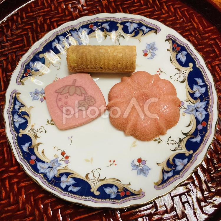 苺スイーツ3点 マドレーヌ,クッキー,焼菓子の写真素材
