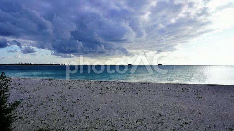 沖縄県伊是名島　曇天の伊是名ビーチ 伊是名,ビーチ,浜の写真素材