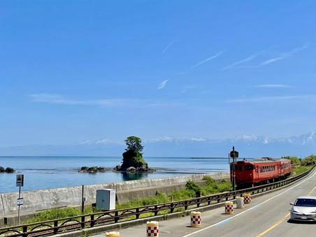 富山県 雨晴海岸と電車 富山県 雨晴海岸と電車の写真