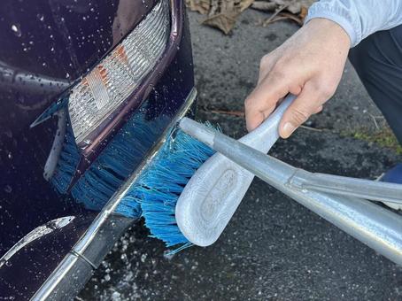車体をジョウロとブラシで手洗いする人 洗車,車,手洗いの写真素材