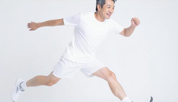 スポーツ 男性 ポーズ 白背景 50代の写真