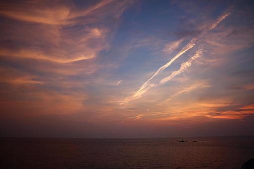 夕焼けの放射状雲 夕焼けの放射状雲 夏,海,波の写真素材